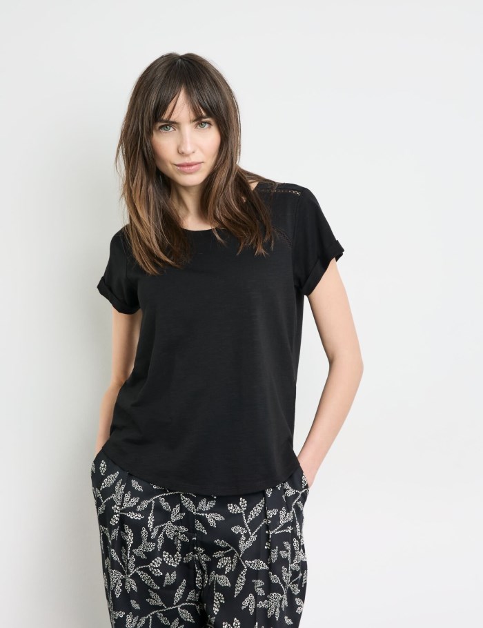 TAIFU T-shirt with crocheted lace details T-skjorte Svarte | DKYY4415