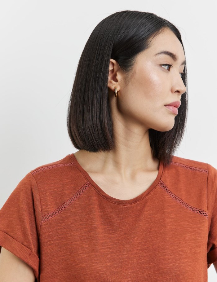 TAIFU T-shirt with crocheted lace details T-skjorte Brune | MKCO9430