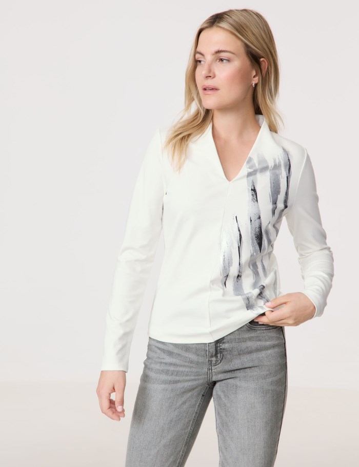 TAIFU V-neck top with a positioned print T-skjorte Hvite | HDYJ7078